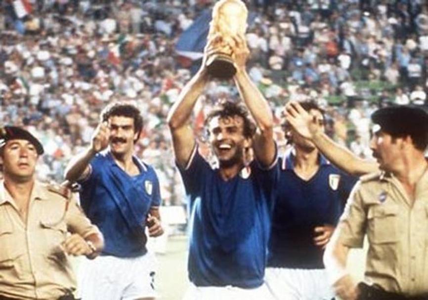 Mondiale  di Spagna 1982. Antonio Cabrini alza la coppa dopo la finale Italia - Germania Ovest 3 - 1. In secondo piano, a sinistra, Beppe Bergomi. 